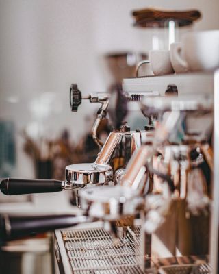 ☕ Proč se po pití běžné kávy necítím dobře? 💛 Káva, která myslí i na citlivé. Kofein má podobnou chemickou strukturu jako...